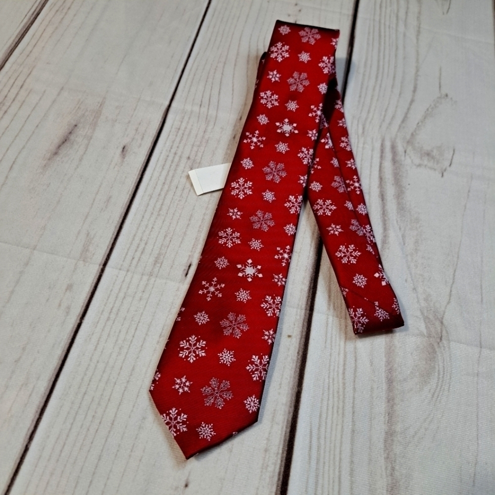 Holiday Traditions Snowflake Tie
